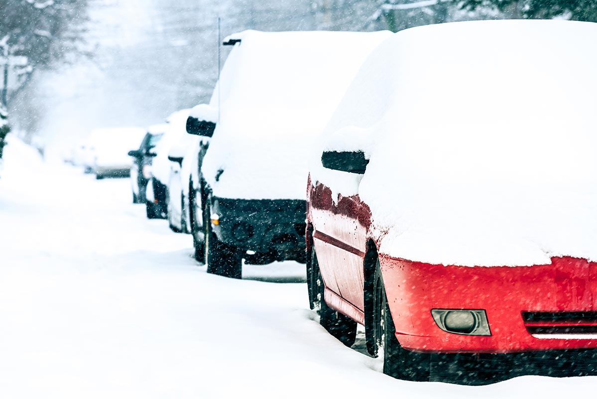 Carros estacionados no inverno